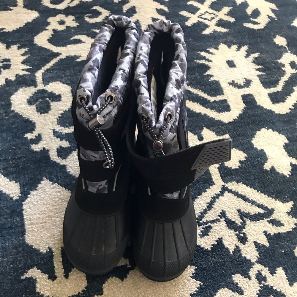 Snow boots